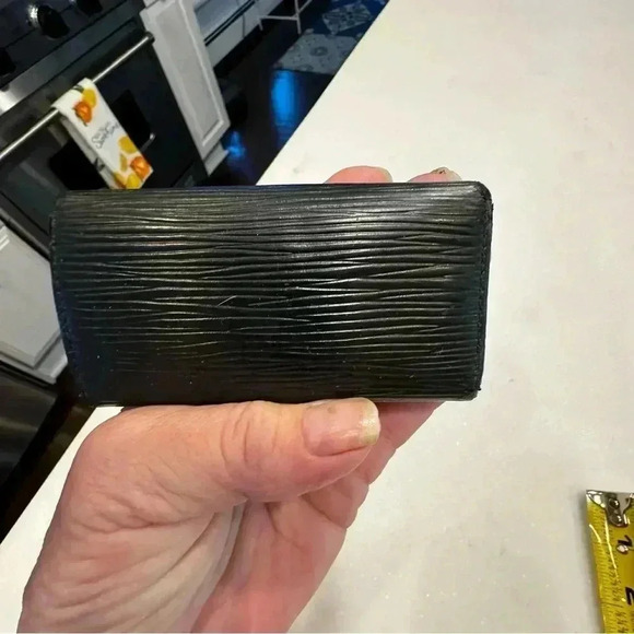 Louis Vuitton Black Leather Epi Key Holder 4 Rings Date Code  CA1907 unisex - Picture 14 of 16